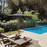 Beachfront With Private Pool By Monika Experiences Вилла *