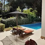 Beachfront With Private Pool By Monika Experiences ヴィラ