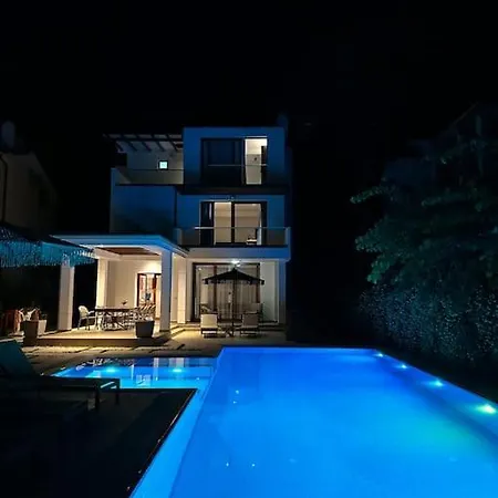 Beachfront With Private Pool By Monika Experiences 빌라 골렘