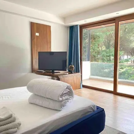 빌라 Beachfront With Private Pool By Monika Experiences 골렘