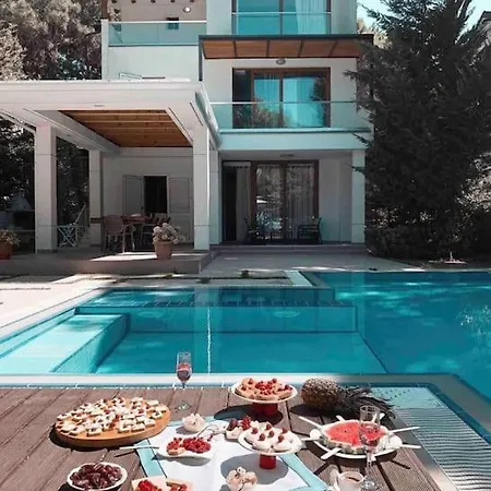 Beachfront With Private Pool By Monika Experiences *