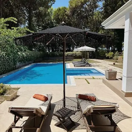 Beachfront With Private Pool By Monika Experiences 골렘